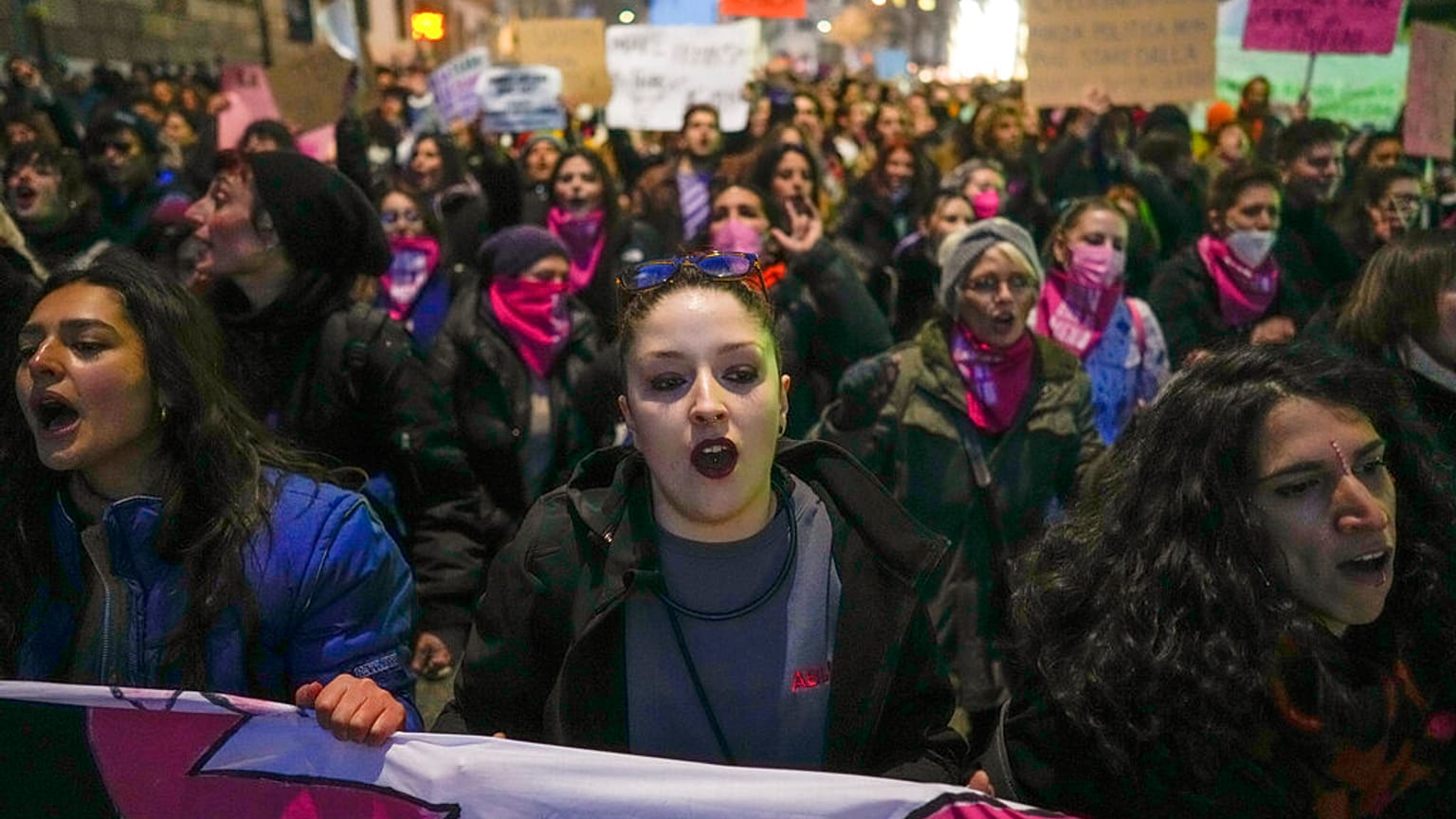 Manifestantes marcham para celebrar o Dia Internacional da Mulher, em Roma, Itália, a 8 de março de 2022.