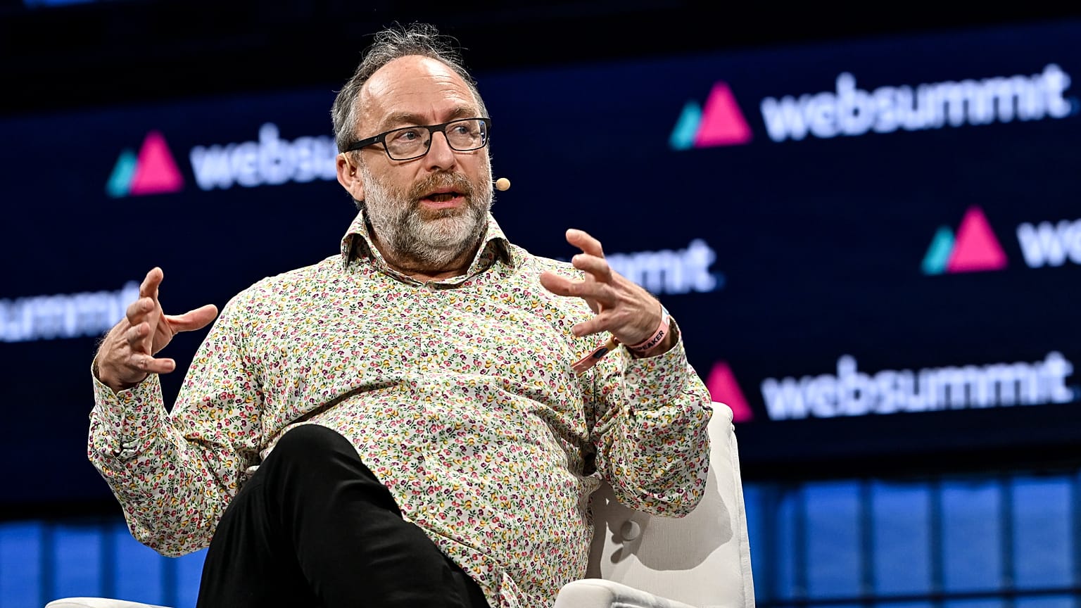 13 Kasım 2023; Jimmy Wales, Wikipedia Kurucusu, Portekiz'in Lizbon kentindeki Altice Arena'da düzenlenen Web Summit 2023'ün açılış gecesinde.