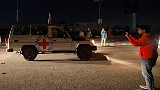 مركبات الصليب الأحمر تخرج الأسرى من قطاع غزة
