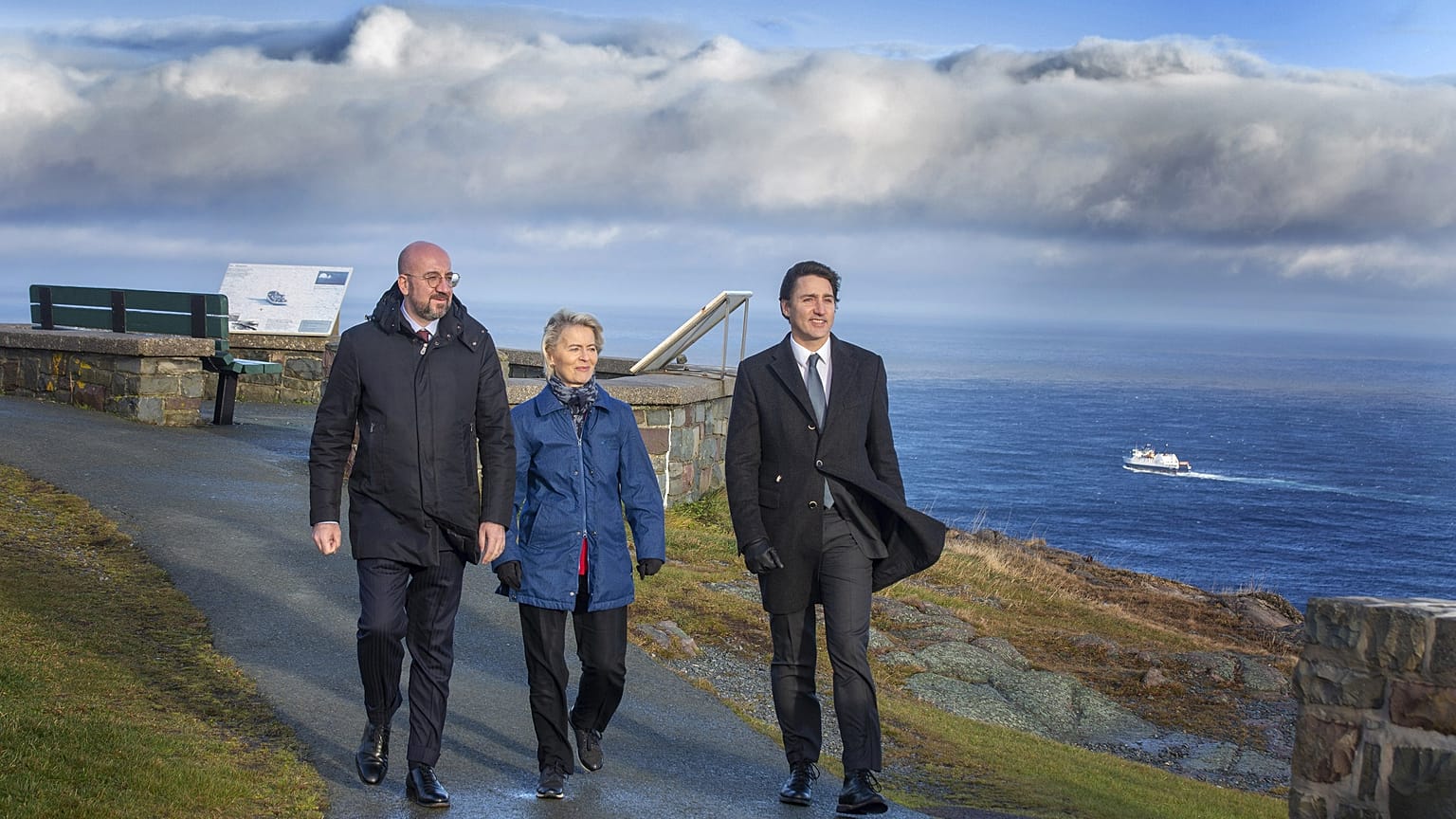 Da esq. para a dir., Charles Michel, presidente do Conselho Europeu; Ursula von der Leyen, presidente da Comissão Europeia; e Justin Trudeau, primeiro-ministro do Canadá.