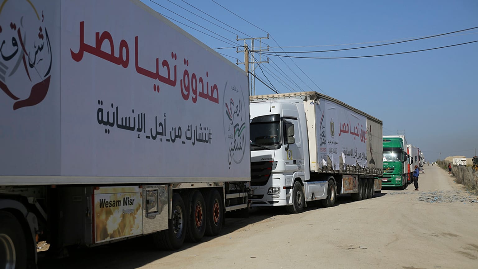 Camiões com ajuda humanitária entram na Faixa de Gaza, através do Egito, durante cessar-fogo