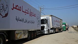 Camiões com ajuda humanitária entram na Faixa de Gaza, através do Egito, durante cessar-fogo