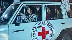 Ein Auto des roten Kreuzes, mit dem offenbar Ex-Geiseln nach Israel gebracht werden.