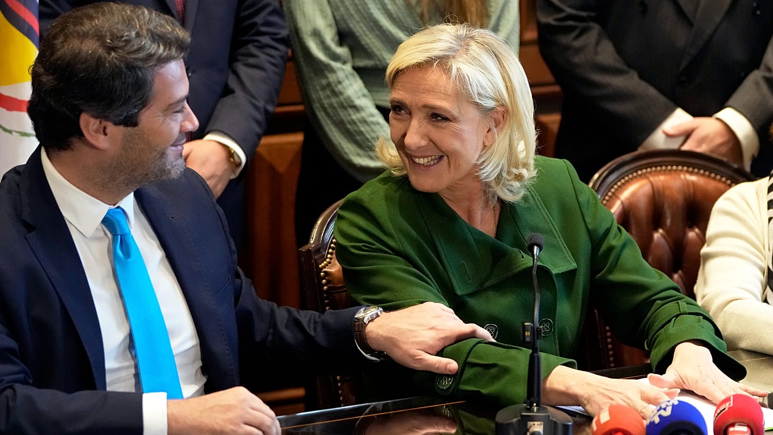 Μαρί Λεπέν και Αντρέ Βεντούρα στην κοινή συνέντευξη τύπου