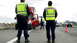 Arşiv: Avusturya polisi,Macaristan sınırında araçları kontrol ediyor