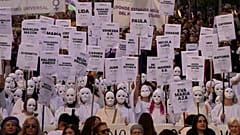 Auf der ganzen Welt haben Menschen am Internationalen Tag gegen Gewalt an Frauen demonstriert.