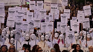 Madridban családon belüli erőszakban elhunyt nők névtábláival demonstráltak