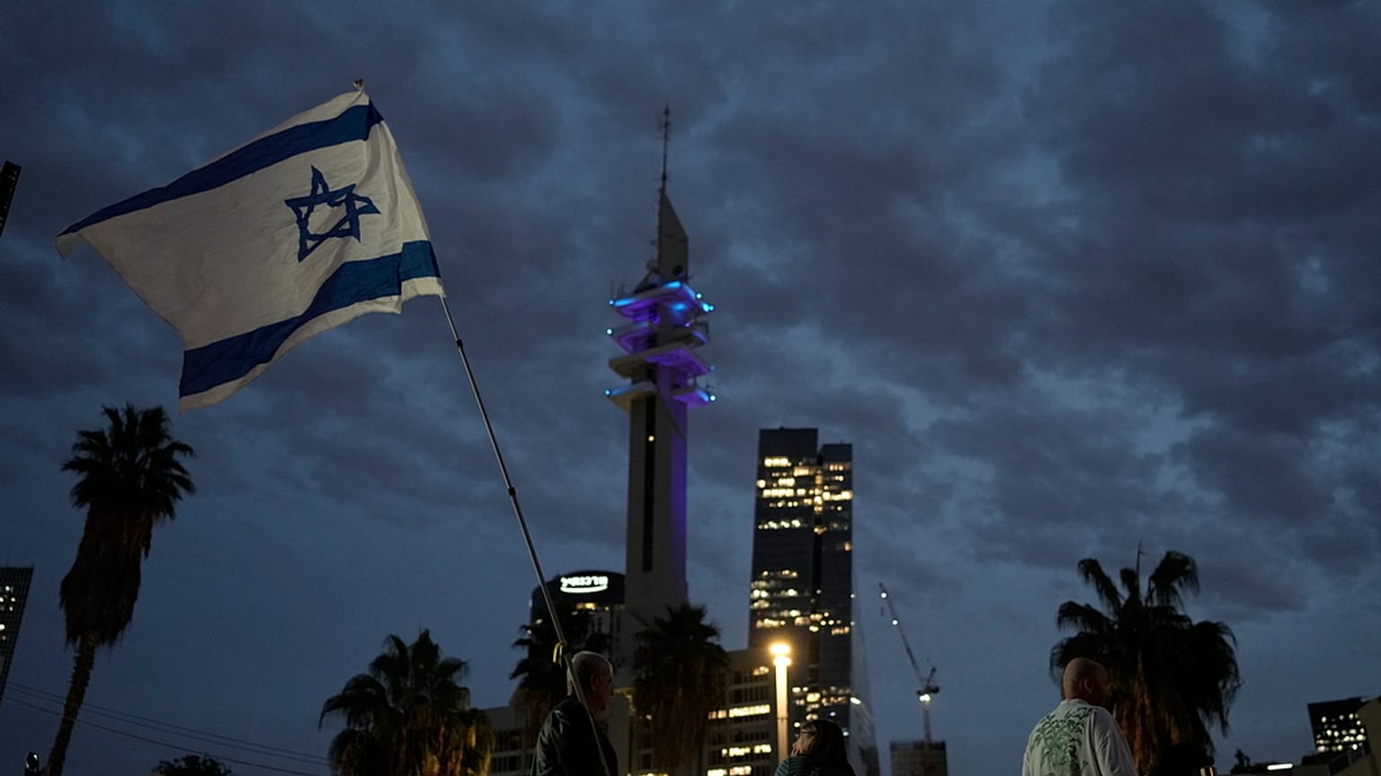 Manifestation de solidarité avec les otages détenus dans la bande de Gaza, près du musée d'art de Tel Aviv, en Israël, samedi 25