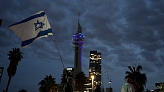 Manifestation de solidarité avec les otages détenus dans la bande de Gaza, près du musée d'art de Tel Aviv, en Israël, samedi 25