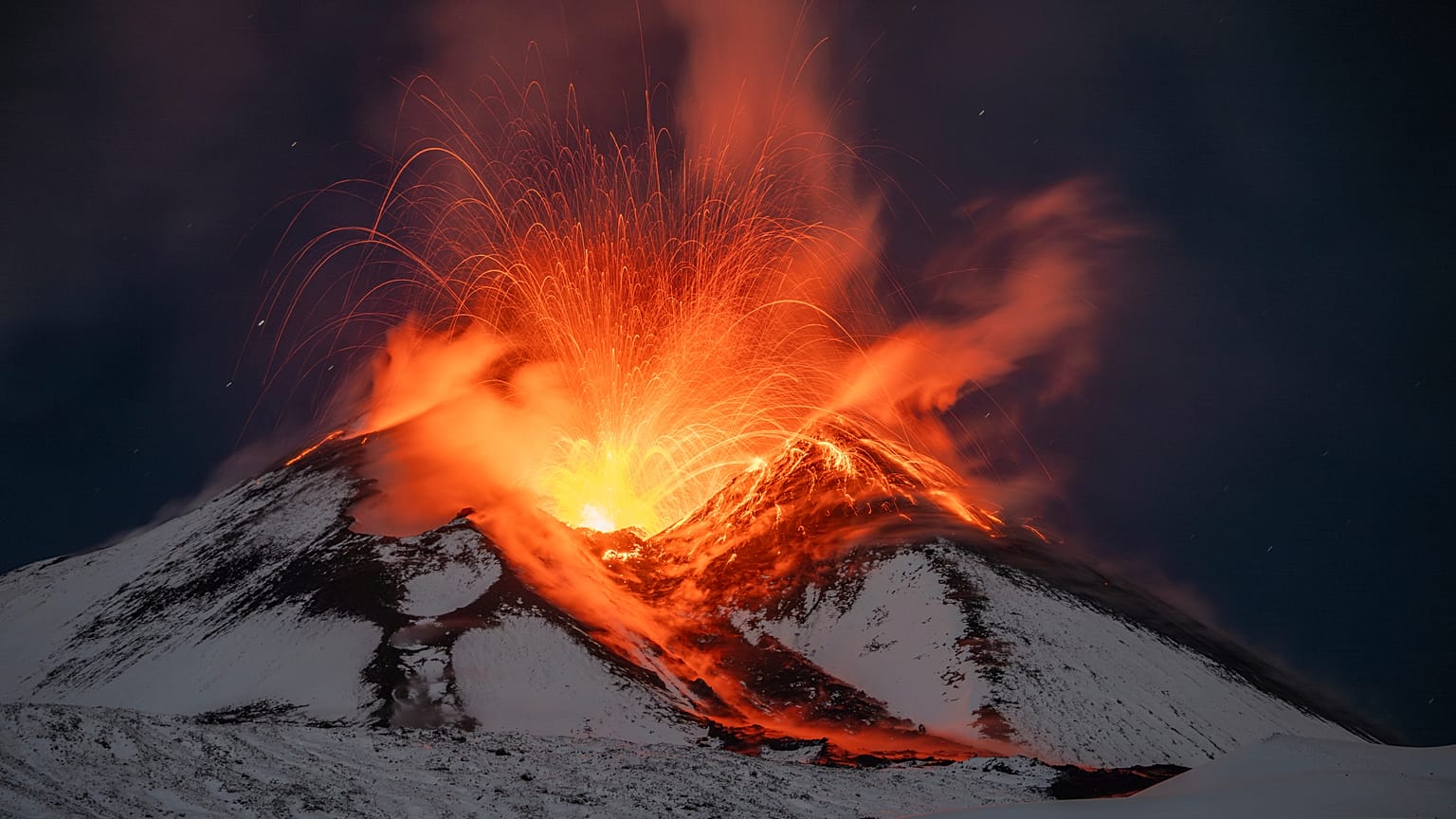 Lava bricht am frühen Samstag, dem 25. November 2023, aus dem Vulkan Ätna in Sizilien, Italien, aus.