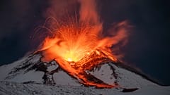 Lava bricht am frühen Samstag, dem 25. November 2023, aus dem Vulkan Ätna in Sizilien, Italien, aus.