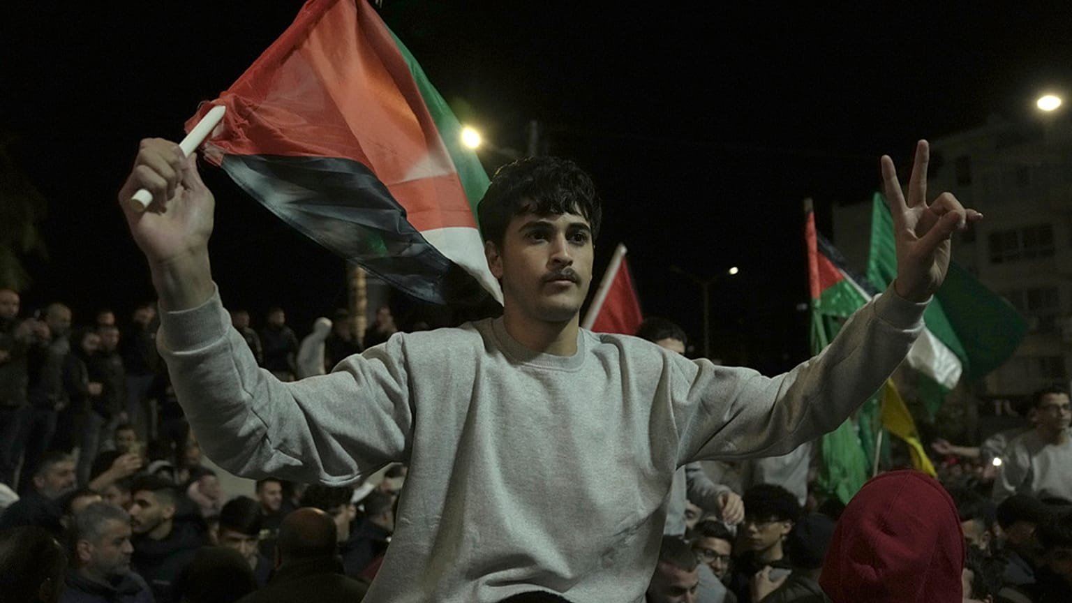 Palestinianos na Cisjordânia celebram a libertação de prisioneiros detidos por Israel