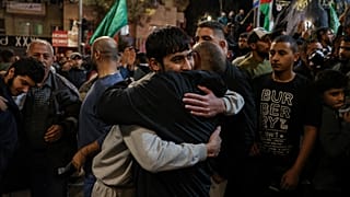 İsrail tarafından serbest bırakılan bir rehine (solda) Batı Şeria'nın Ramallah kentinde karşılandı. 