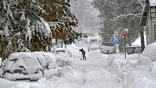 Un uomo spala la neve nella città di Isperih in Bulgaria