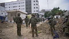 Forze israeliane al complesso medico di Al-Shifa