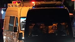Von der Hamas befreite israelische Geiseln kommen am Sonntag, dem 26. November 2023, im Sheba Medical Center in Ramat Gan, an.