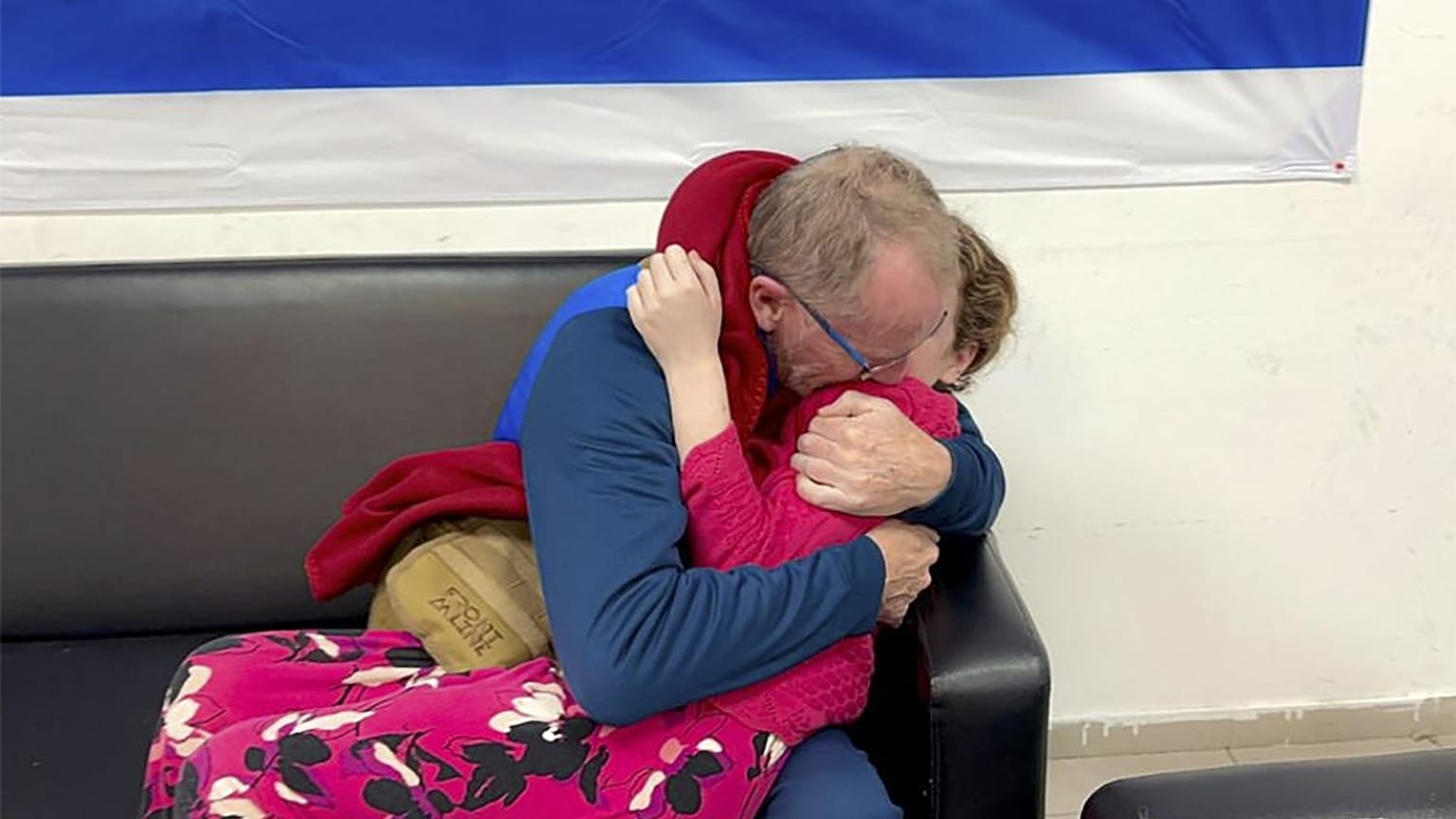 Egy izraeli apa találkozik a túszként fogva tartott, majd szabadon engedett lányával
