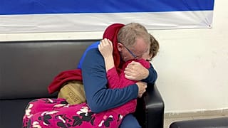 Egy izraeli apa találkozik a túszként fogva tartott, majd szabadon engedett lányával