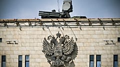Pantsyr S-1 hava savunma füze sistemi Moskova'daki Rusya Savunma Bakanlığı karargahının tepesinde görülüyor.
