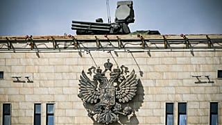 Pantsyr S-1 hava savunma füze sistemi Moskova'daki Rusya Savunma Bakanlığı karargahının tepesinde görülüyor.