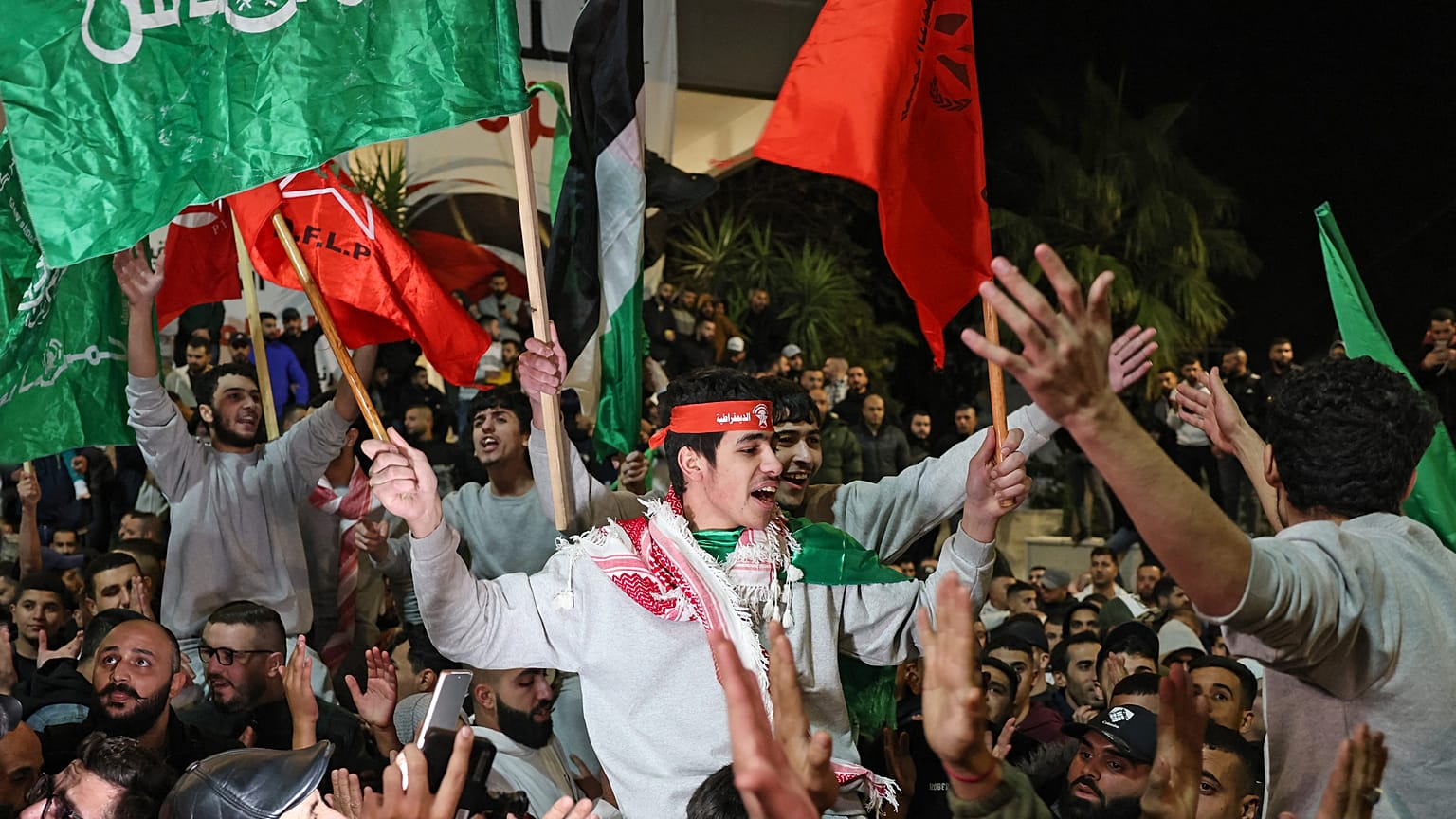 أسرى فلسطينيون محررون يصلون إلى رام الله