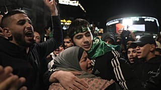 17 yaşındaki Omar Atshan, 26 Kasım 2023 Pazar günü Batı Şeria'nın Ramallah kentindeki bir İsrail hapishanesinden serbest bırakıldıktan sonra annesi tarafından kucaklanıyor.
