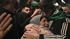 Der siebzehnjährige Omar Atshan wird von seiner Mutter umarmt, nachdem er aus einem israelischen Gefängnis in der Stadt Ramallah im Westjordanland entlassen wurde.