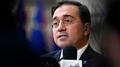 El ministro español de Exteriores, José Manuel Albares, se dirige a los medios a su llegada a una reunión de ministros europeos en Bruselas el lunes 