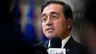 El ministro español de Exteriores, José Manuel Albares, se dirige a los medios a su llegada a una reunión de ministros europeos en Bruselas el lunes