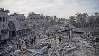 بيوت الفلسطينيين في دير البلح وقد دمرها القصف الإسرائيلي. 2023/11/22