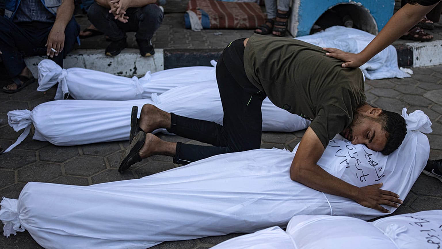 Palästinenser trauern um ihre Angehörigen, die bei der israelischen Bombardierung des Gazastreifens getötet wurden, vor der Leichenhalle in Deir al Balah, Mittwoch, 1\. November 2023.