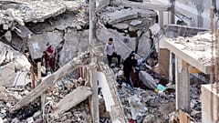 فلسطينيون يزورون منازلهم التي دمرتها القصف الإسرائيلي في بلدة خزاعة شرق خان يونس بقطاع غزة في اليوم الثالث من الهدنة- 26 نوفمبر 2023.