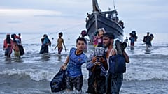 اللاجئون الروهينغا ينزلون من قاربهم عند الهبوط في أولي مادون، شمال آتشيه، إندونيسيا. 2023/11/23