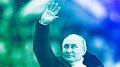 Wladimir Putin winkt den Menschen nach seiner Rede bei einem Konzert in Moskau, März 2022