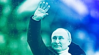 Wladimir Putin winkt den Menschen nach seiner Rede bei einem Konzert in Moskau, März 2022