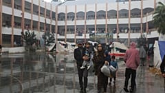 نازحون فلسطينيون داخل مدرسة تديرها الأمم المتحدة خلال اليوم الرابع من وقف إطلاق النار المؤقت بين حماس وإسرائيل في رفح، غزة، 27 نوفمبر، 2023