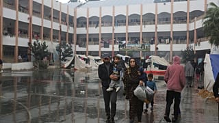 نازحون فلسطينيون داخل مدرسة تديرها الأمم المتحدة خلال اليوم الرابع من وقف إطلاق النار المؤقت بين حماس وإسرائيل في رفح، غزة، 27 نوفمبر، 2023