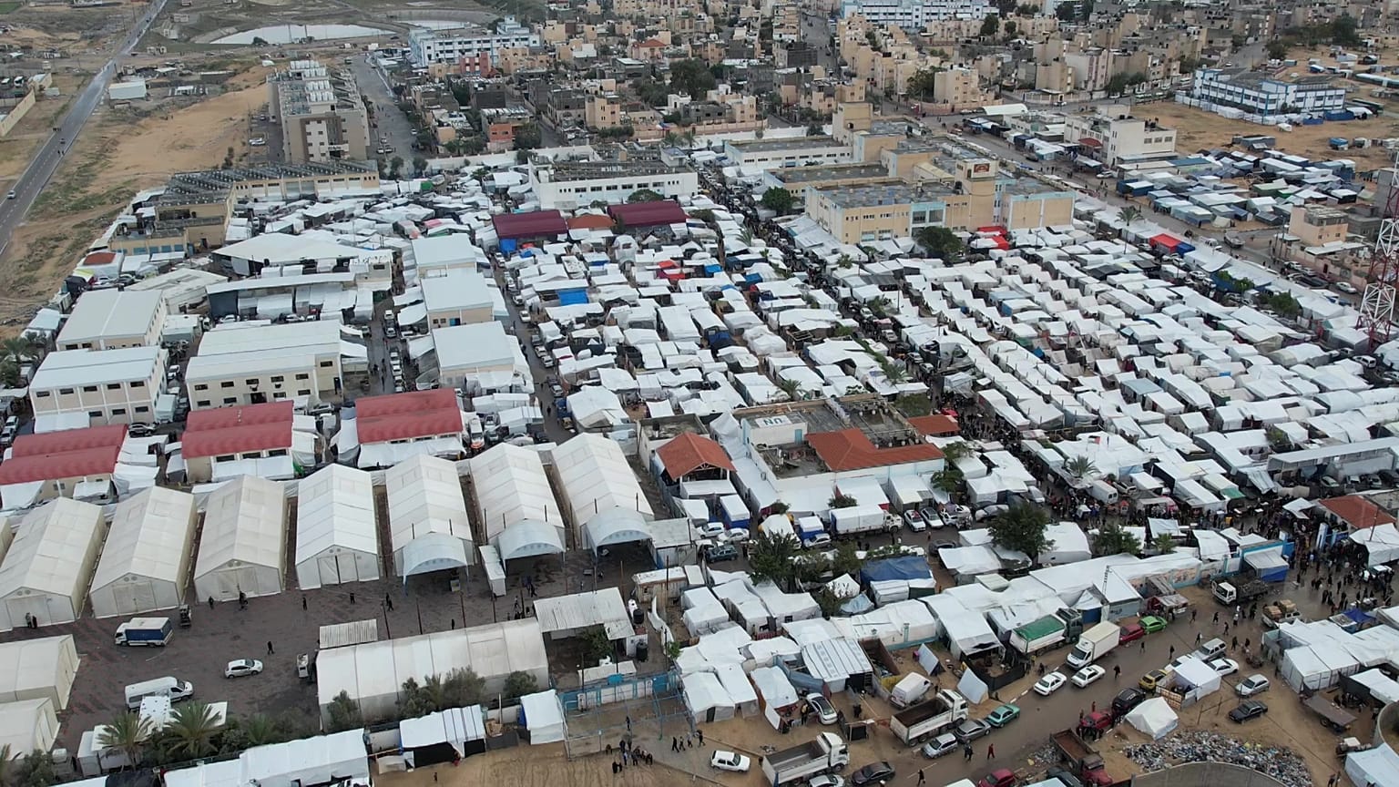 مشاهد جوية لخيام النازحين في خانيونس جنوب قطاع غزة