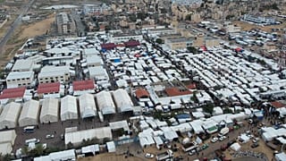 مشاهد جوية لخيام النازحين في خانيونس جنوب قطاع غزة