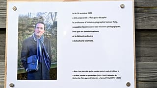 Eine Tafel erinnert an den ermordeten Lehrer Samuel Paty.