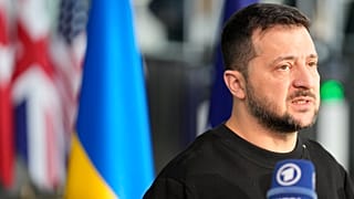 ARQUIVO Presidente da Ucrânia, Volodymyr Zelenskyy fala aos jornalistas em reunião com a NATO