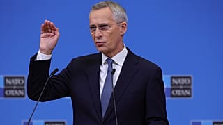Jens Stoltenberg sajtótájékoztatót tart a NATO-tagországok külügyminisztereinek kétnapos tanácskozása előtt Brüsszelben 2023. november 27-én.