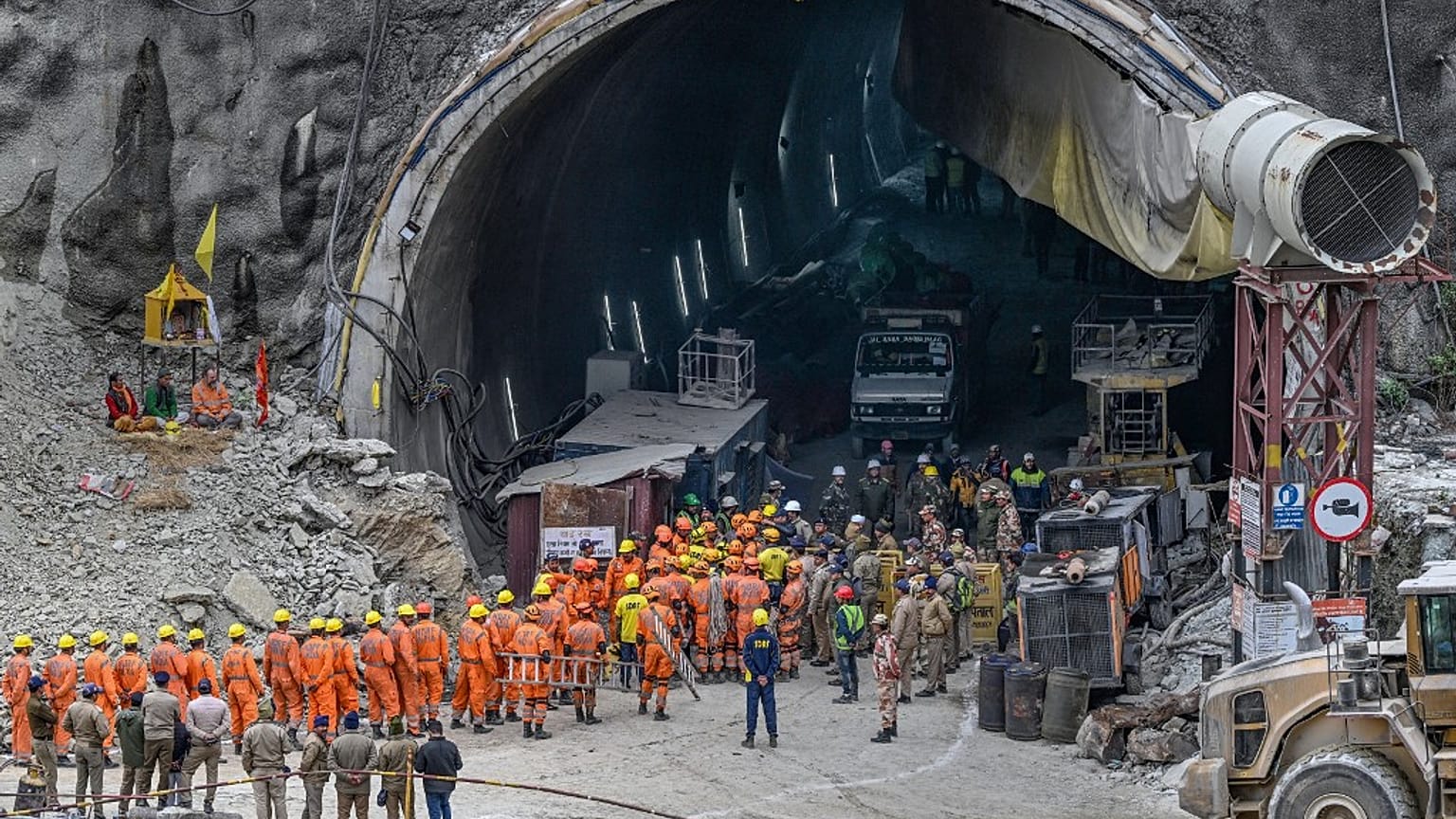 I soccorritori fuori dal tunnel crollato in India