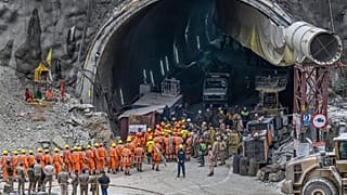 I soccorritori fuori dal tunnel crollato in India