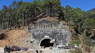 Labores de rescate en el túnel en construcción en el que quedaron atrapados 41 obreros, en la localidad de Silkyara, en el estado norteño de Uttarakhand, en India