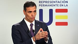 Pedro Sánchez spanyol kormányfő sajtóértekezletet tart az Európai Unió brüsszeli csúcstalálkozója után 2023. október 27-én
