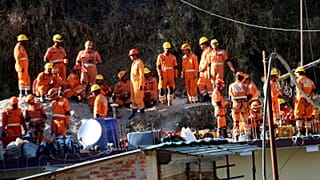امدادگران در کنار تونل به تاریخ ۲۴ نوامبر ۲۰۲۳