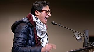 امرأة تلقي كلمة أثناء نقاش داخل مجلس بلدية أوكلاند حول مشروع قرار يدعم وقف إطلاق النار في غزة