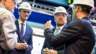 Hendrik Wust, Észak-Rajna-Vesztfália miniszterelnöke (balra) és Willem-Alexander holland király (jobbra) egy hidrogéngyártó üzemben