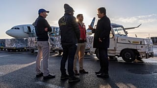Janez Lenarčič, Comisario de Ayuda Humanitaria de la UE, visita el aeropuerto de Ostende para el embarque de un cargamento humanitario con destino a Gaza.
